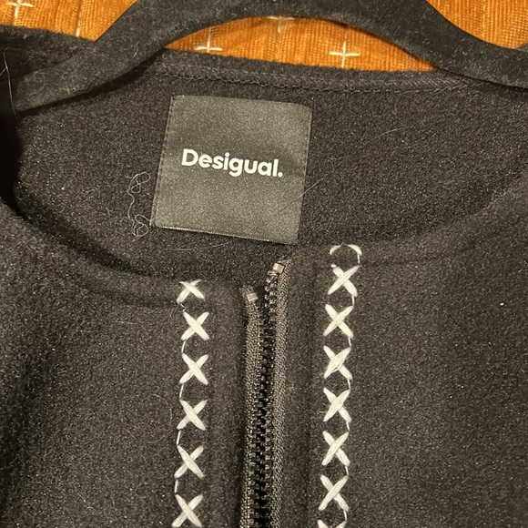 EMBROIDERED BELTED PONCHO CAPE - Picture 6 of 7